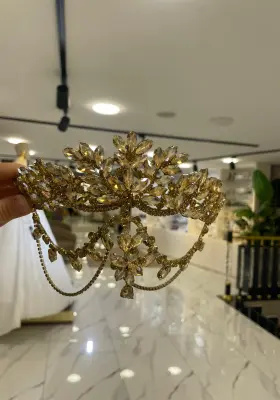 altın kristal taşlı zincir detaylı