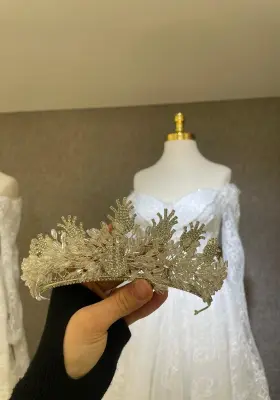 altın tonları ve zarif kristal detaylı taç