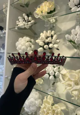 kırmızı taşlı zarif taç