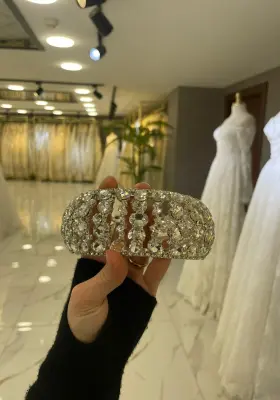 parlak taşlı zarif taç