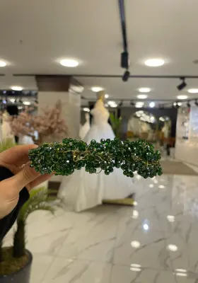 zümrüt yeşili kristal taşlı