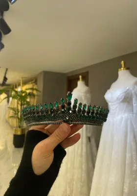 zümrüt yeşili zirkon taşlı